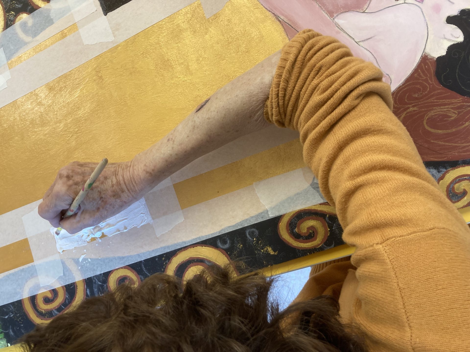Featured image for “E Klimt dà il benvenuto a chi arriva: una nuova opera dal laboratorio educativo di pittura”