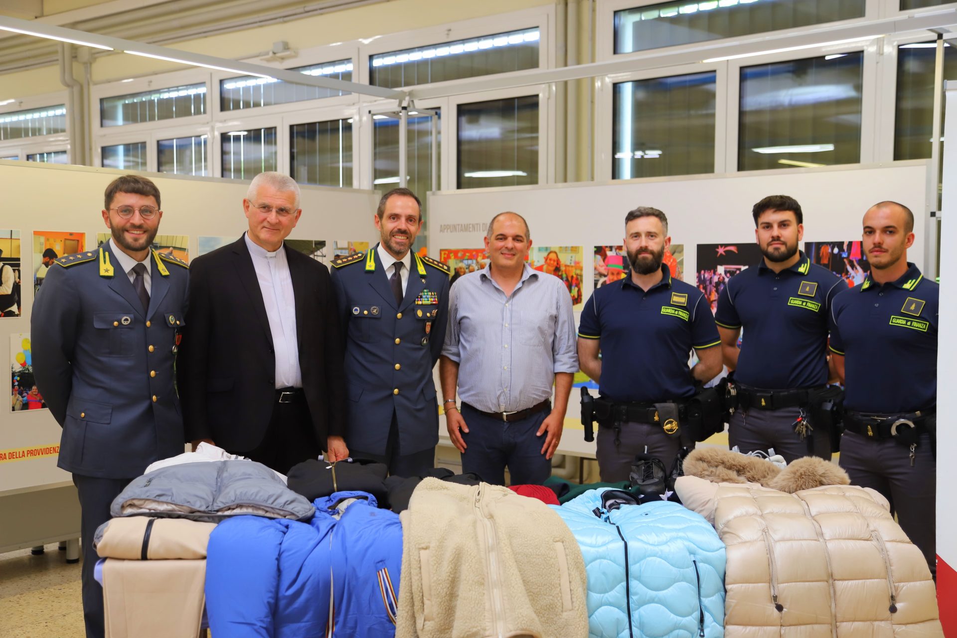 Featured image for “Guardia di Finanza Padova e Opera della Provvidenza S. Antonio: devoluti in beneficenza circa mille capi di abbigliamento contraffatti”
