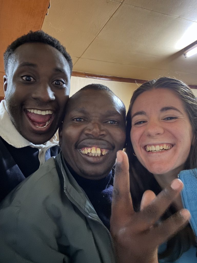 Sergio Gahima e Marta Maistrello con Ndungu, core member de L'Arche Kenya