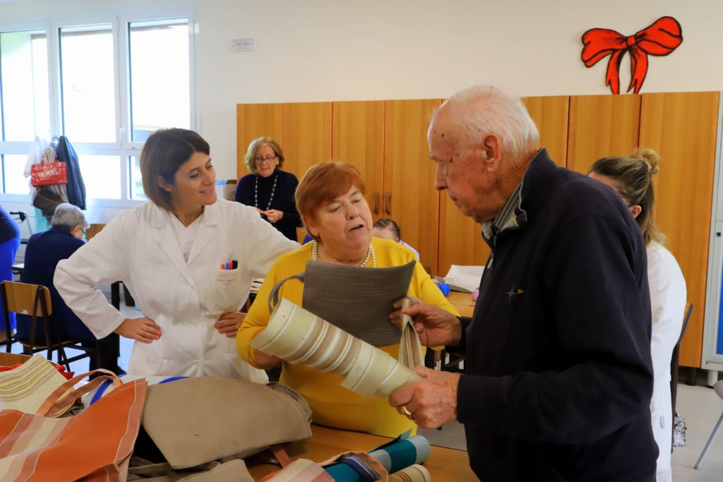 servizio educativo laboratorio ricamo donazione borse